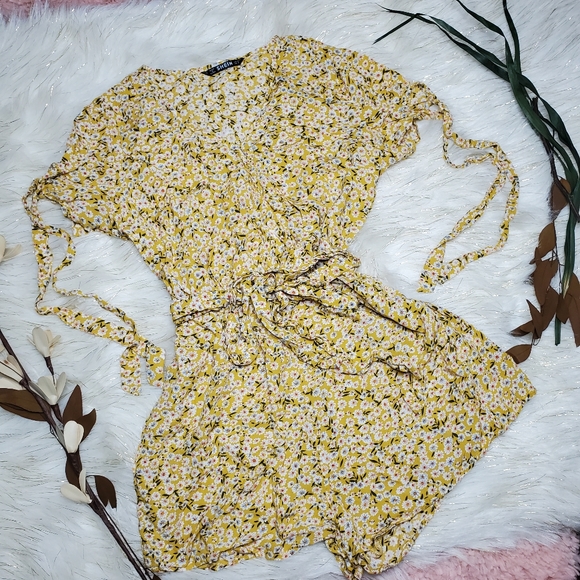 SOLD✅️ Floral Print Knot Cuff Belted Romper - Picture 5 of 7